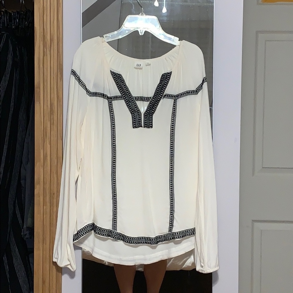 Women’s gap shirt size small